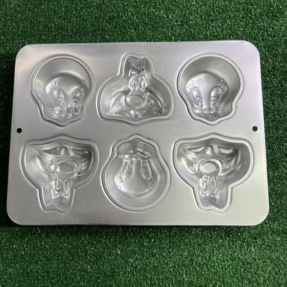 Vintage 1994 Wilton Loony Tunes Mini Cakes Pan‎